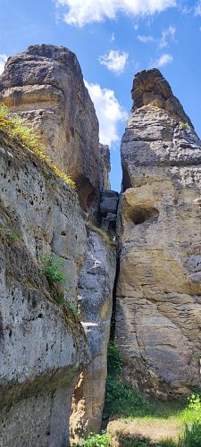 Jako by si ty skály už po staletí spolu něco povídaly.