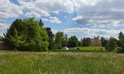 Před zámkem něco natáčeli