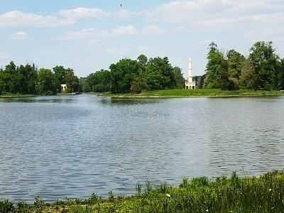 V pozadí vykukuje minaret, ke kterému míříme