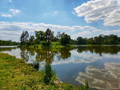 Krásné odrazy mraků ve vodě