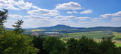 Po modrém blankytu bělavé mráčky plynou