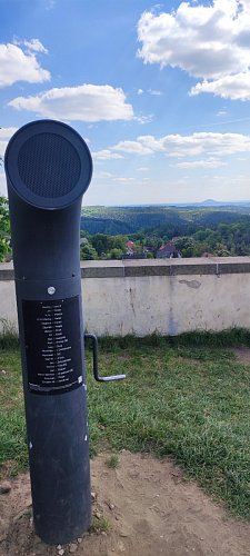 Poesiomat na Kalvárii, zatočila jsem klikou a vybrala si "Chválím tě země má..."