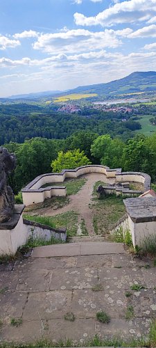 Výhled z Kalvárie na Úštěk, jezero a horu Sedlo