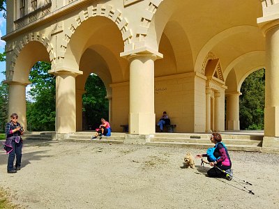 Odpočinek u minaretu