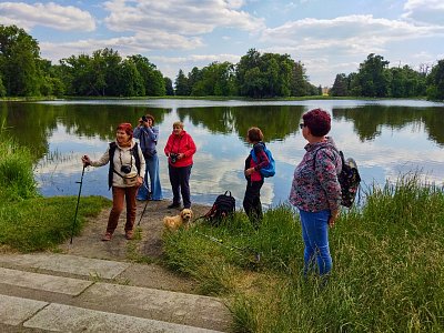 Fotografky musely až k vodě, vysoký minaret se špatně fotí