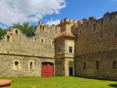 Janův hrad má čtyři nárožní věže, každá z nich má jiný půdorys.