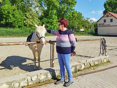 Za Vlaďkou vykukuje náš apartmán.