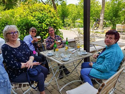 Občerstvení před odjezdem z Pavlova