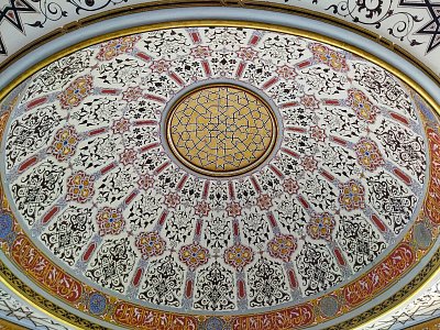 Malovaná stropní kopule v místnosti v 1. patře minaretu
