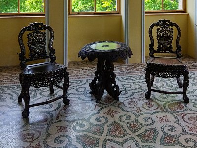 Na mozaikové podlaze jsme musely chodit v navlékacích papučích.