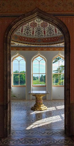 Malovaný strop a krásná mozaiková podlaha