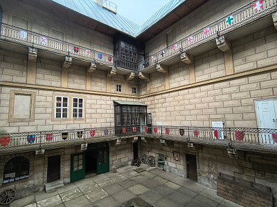 Nádvoří z ochozu v 1. patře