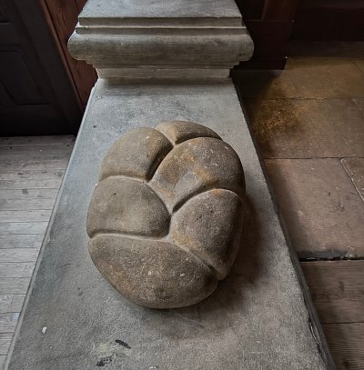 kamenná houska na Housce