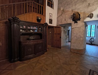 Lovecký salónek - skála v místnosti