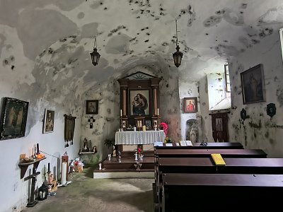 V kapli je neustále vlhko