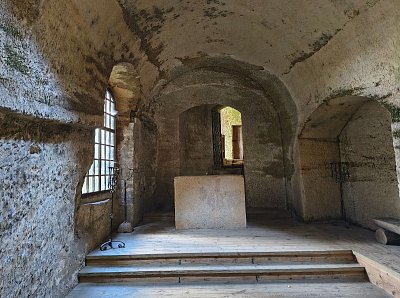 Oltář ve skalní kapli