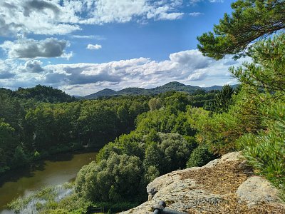 Lužické hory a rybník dole pod hradem