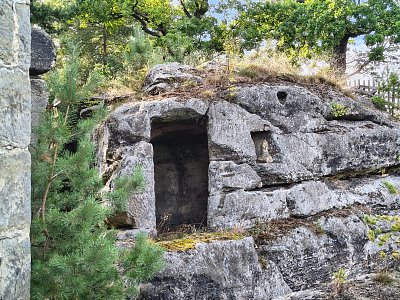 Místnosti vytesané ve skále