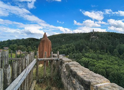 Mnich vyhlíží do kraje