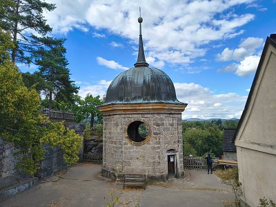 Kaple vytesaná ve skále, vyčnívá jen věžička