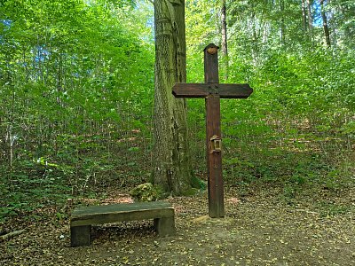 Modlivý důl - kříž s lavičkou