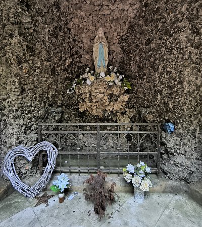 Modlivý důl - vnitřek skalní kaple