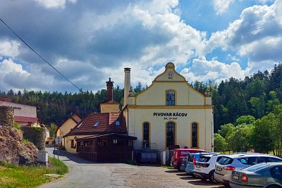Pohled na pivovar z parkoviště