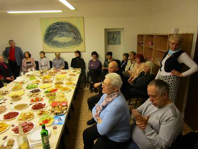 Roman nahrazuje nedostatkové židle