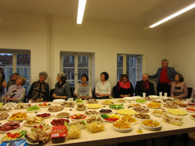 Plný stůl ještě stále odolává