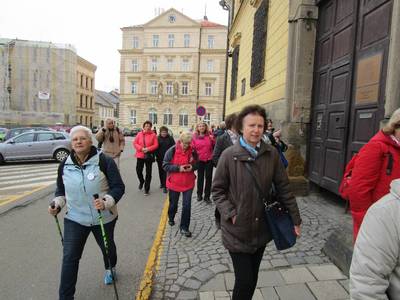 Dana předjíždí zprava