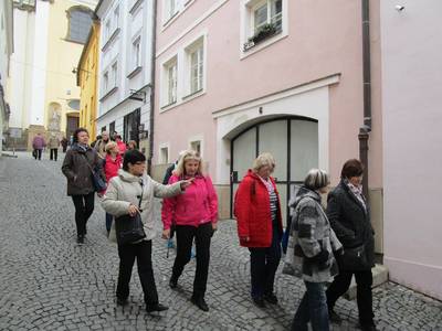 Asi doleva, hele, policajti, já se zeptám!