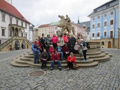 Oslovený taťka nás vyfotí pod podmínkou, že pohlídáme dcerku