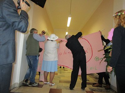 Vstup do manželství, musíme se prostříhat