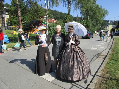 Eva chytla job - služtička u paniček