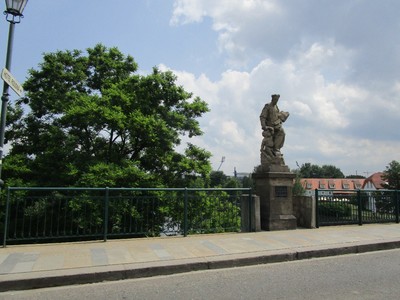 Stojíš tu jak svatý na mostě!