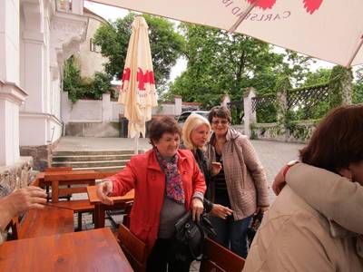 Vidíš to? Ony se snad uškrtí