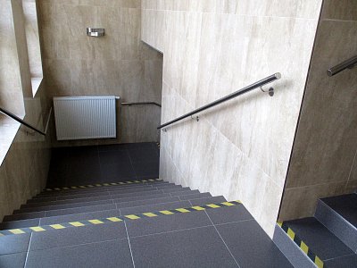 Tady trénuji chození po schodech