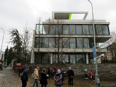 vila lobbisty Romana Janouška (navrhl arch. Radan Hubička - je autorem i V-Tower na Pankráci)