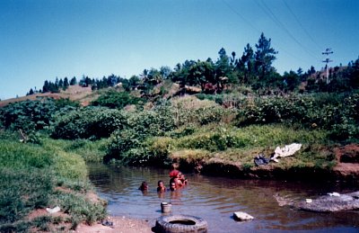 Fidži - koupající se děti