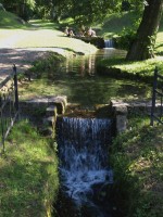 Stupňovitý regulovaný potůček v parku Javorka