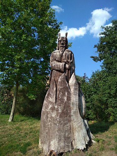 Sochy kolem jičínského rybníka vytesané do původních suchých stromů.