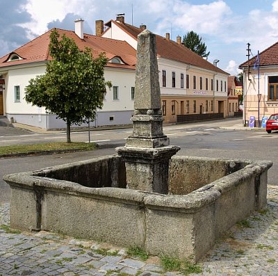 kasna-u-autobusove-zastavky z 2. třetiny 19. stol., obelisk ze 17. stol..jpg