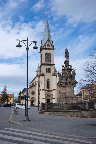 14 Mariánské sousoší a kostel Nanebevzetí Panny Marie