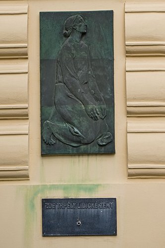 37 Pamětní deska na zdi gymnázia