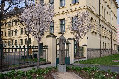 38 "Lidická žena" sochařky Marie Uchytilové