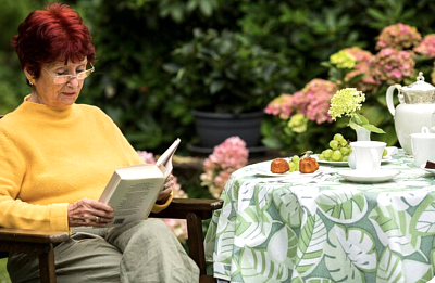 Co číst v létě na chalupě či na dovolené u moře? Přinášíme knižní tipy na prázdniny