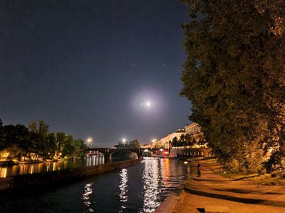 Pohled k mostu Legií