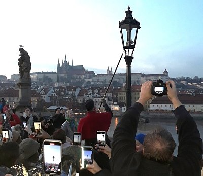 lampar-na-karlove-moste-zaznam-na-mobily.jpg