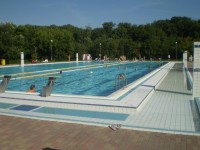 Velký 50 metrů dlouhý bazén je volnější