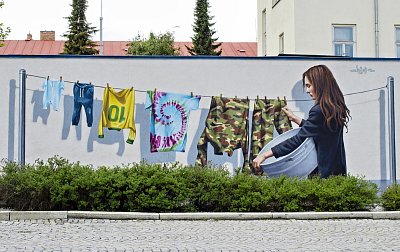 Smutná žena na jihlavském nádraží vyvolává emoce